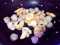 丸子鱼腐菌菇煲的做法步骤7