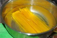凉拌玉米面条的做法步骤2